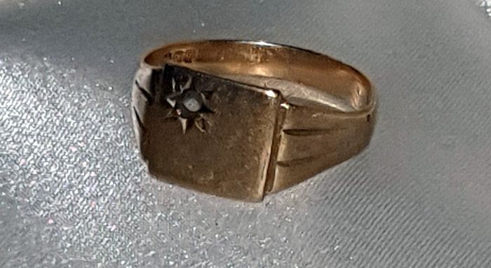 Vintage Solid Gold Signet Ring Starburst Design (2.75g)