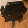 Black and grey gaming chair Image 2