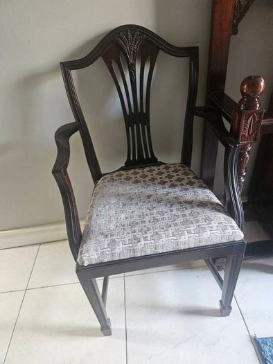 Cabinet with 2 chairs