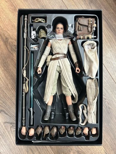 Hot Toys Star Wars Rey The Force Awakens