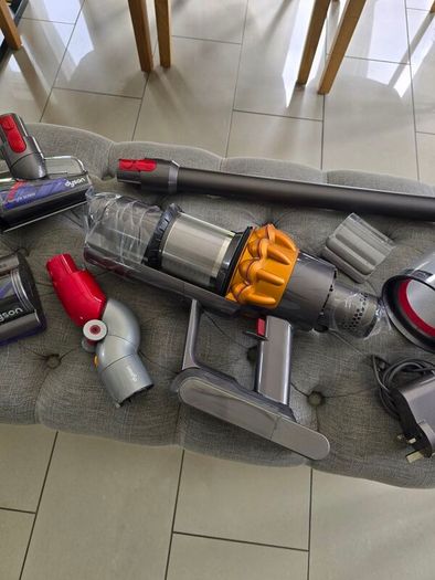 Dyson v15 Extra brand new with new genuine accessories