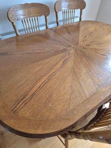 Beautiful solid mahogany extendable dining table and 6 chairs