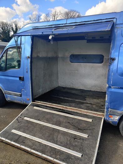 02 horse van