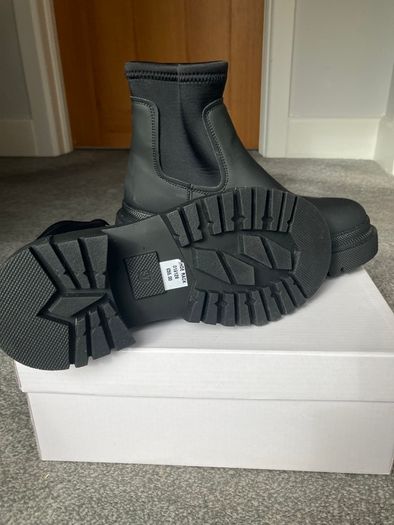 New in Box Ladies Black Chelsea Boots Size UK37 Size 4