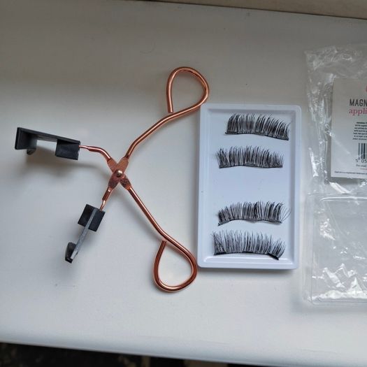 Magnetic Eyelashes with applicator tweezer, NEW