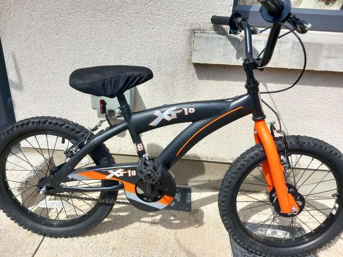 Kids bike size 18 inch wheels.
