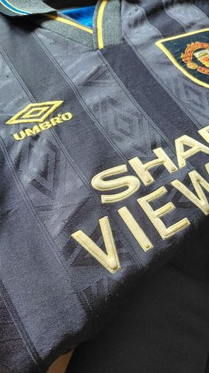 Authentic 1993-1995 Manchester United Away Shirt (Umbro)