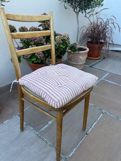 chair with seat pad