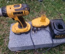 Dewault Drill 18V + charger + 2 batteries