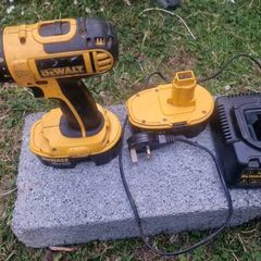 Dewault Drill 18V + charger + 2 batteries