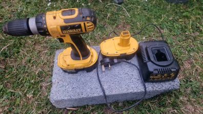 Dewault Drill 18V + charger + 2 batteries