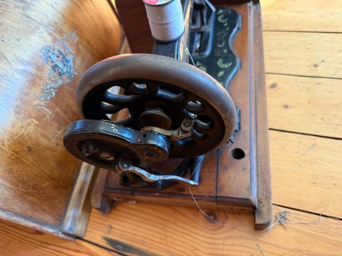 Singer sewing machine - vintage for film set or pub memorabilia