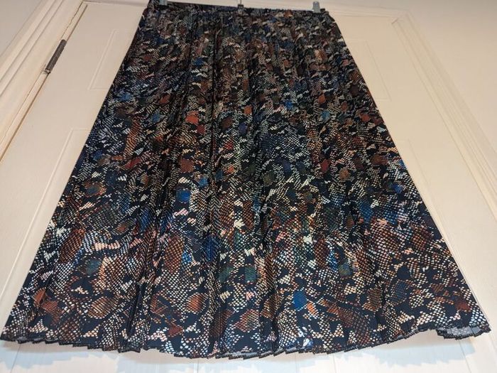 Perfect for Summer gorgeous floral, pleated midi skirt
