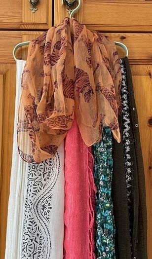 Hanger Organiser multi use - Scarf, Belt, Jewellery- Soft Green Brand New With 6 Scarves / shawls In Mint Condition.  (6)