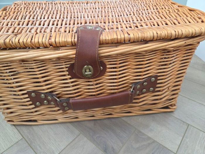 Large Wicker Picnic Basket / Storage Hamper