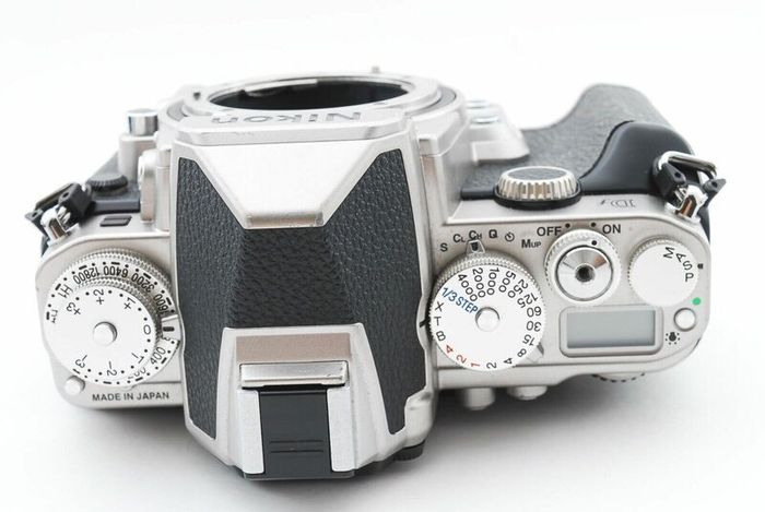 Nikon Df Fx Silver 16.2mp Digital SLR Body + Nikon 85mm f1.8 D lens