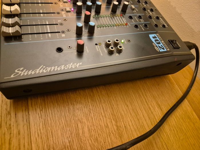 Studiomaster Club 2000 102 Hiz Plus sound mixer