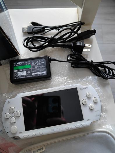 PSP1000 Ceramic White Giga Pack Japan, 2005 Near Mint, Boxed, Complete Set