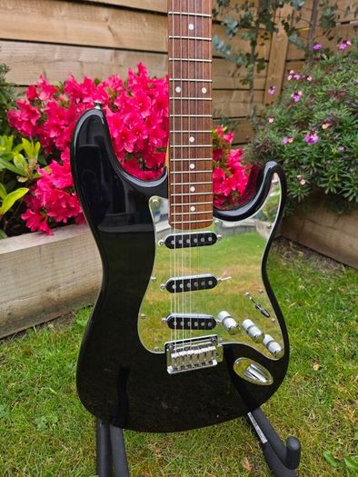 Squier Standard Series Stratocaster - Black & Chrome Special Edition