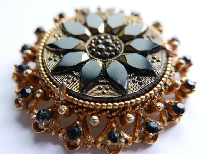 Antique Beautiful Florenza Goldtone Gilt Jet Art Brooch Pin