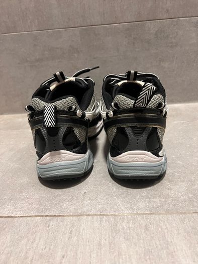 Off white be right backs