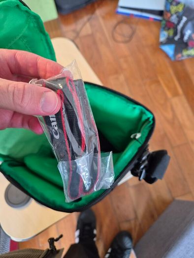 Canon EOS R100 Kit - Like New - 18-45mm + Bag