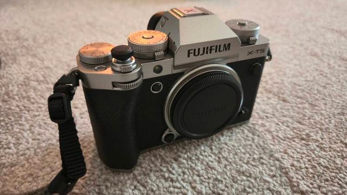 Fujifilm X-T5 Silver - Mint Condition - Low Shutter Count + Extras