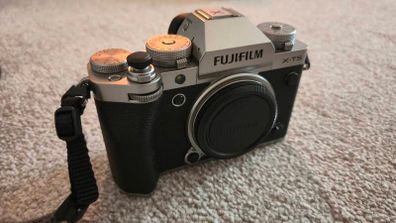 Fujifilm X-T5 Silver - Mint Condition - Low Shutter Count + Extras