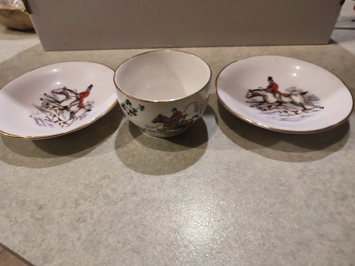 Tow royal Tara small dishes and Cavan small bowl of haunting .