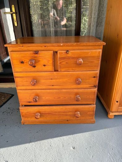 Wardrobe and chest drawers