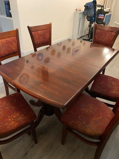 Mahogany style extending table plus 6 chairs.