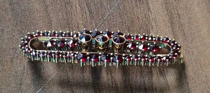 An  Amazing 14Ct Solid Gold Garnet Brooch, A heavy 7.2 grams