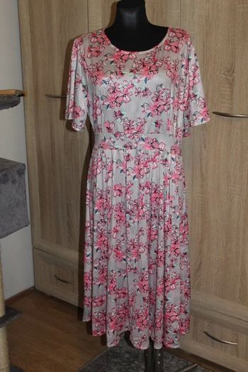 Lovely floral over the knee dress size UK16/18 EU44/46 Postage included