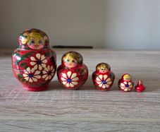 Vintage 5 piece nesting Matryoshka set, hand painted and in excellent condition