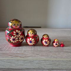 Vintage 5 piece nesting Matryoshka set, hand painted and in excellent condition