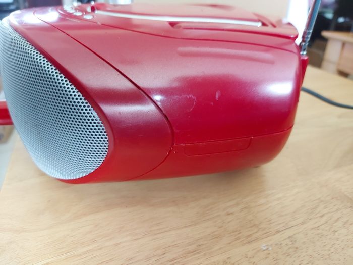 Bench Portable CD Player with Radio, Model KH222, Red, in new condition and working great