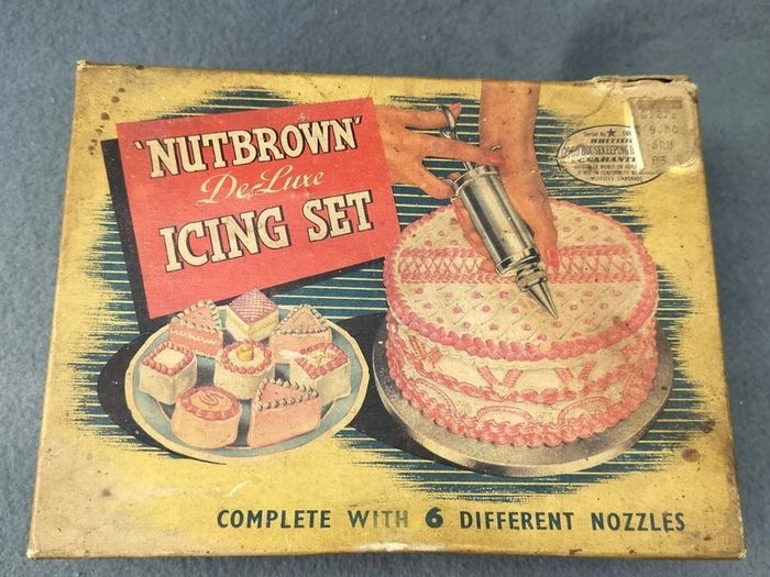 Vintage Nutbrown' De Luxe Icing Set good condition  very old