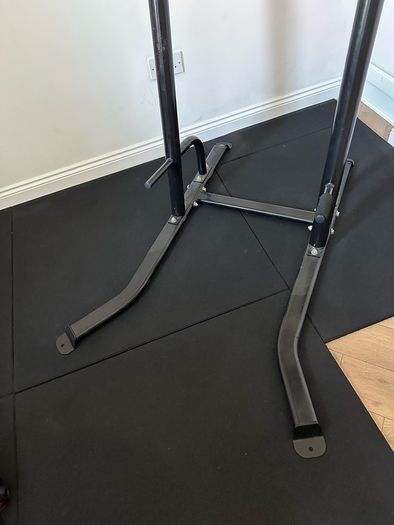 Freestanding pullup bar station