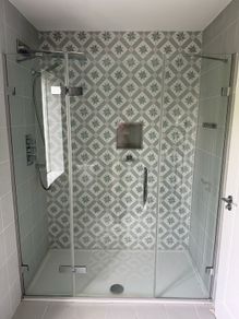 Merlyn ARYSTO Ten | Hinge Door & 2 Inline Panels