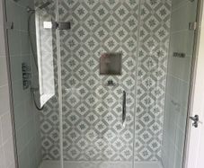 Merlyn ARYSTO Ten | Hinge Door & 2 Inline Panels