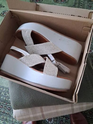 Beautiful Inuovo Silver Sparkly Sandals in Size 40 UK7