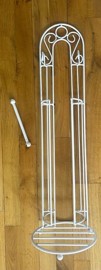Freestanding toilet roll holder