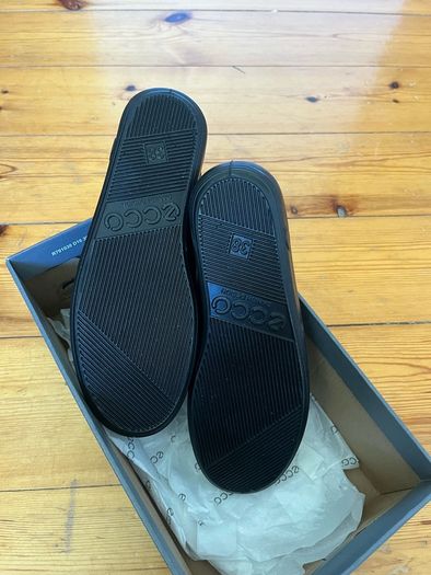 Ecco black leather adjustable strap shoes