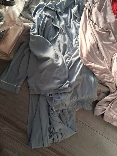 2 dressing gowns and 4 sets pjs