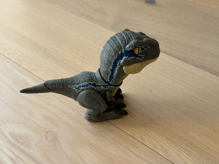 Jurassic World Dominion Uncaged Rowdy Roars Velociraptor Beta Dinosaur Action Figure, Toy Gift with Interactive Motion and Sound Touch Response