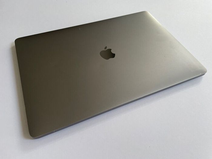 2018 Apple 15" MacBook Pro A1990 Touch Bar Intel i7 8th Gen 16GB RAM 1TB SSD