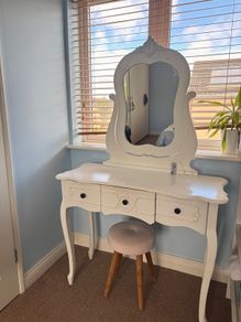 vanity table