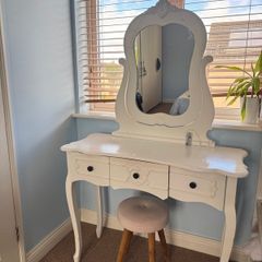 vanity table
