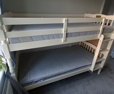 Bunk bed + mattresses