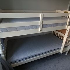 Bunk bed + mattresses